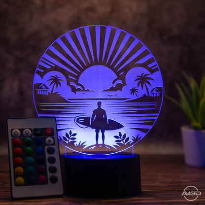 LED Tischlampe aus Acryl mit Surfer am Strand – Das perfekte Geschenk für Surfer!